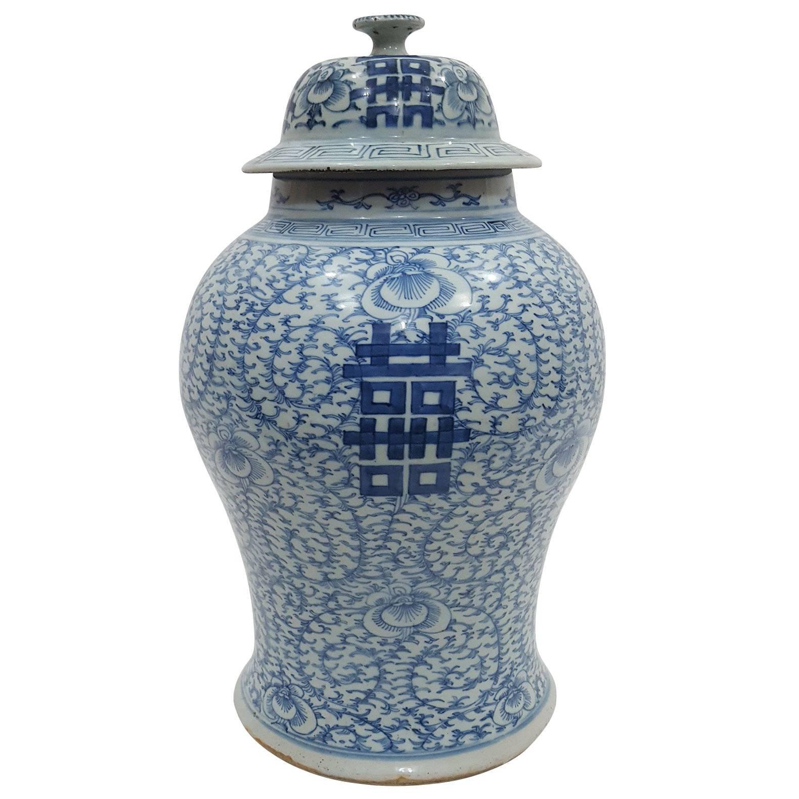 19th Century Chinese Porcelain Pot For Sale