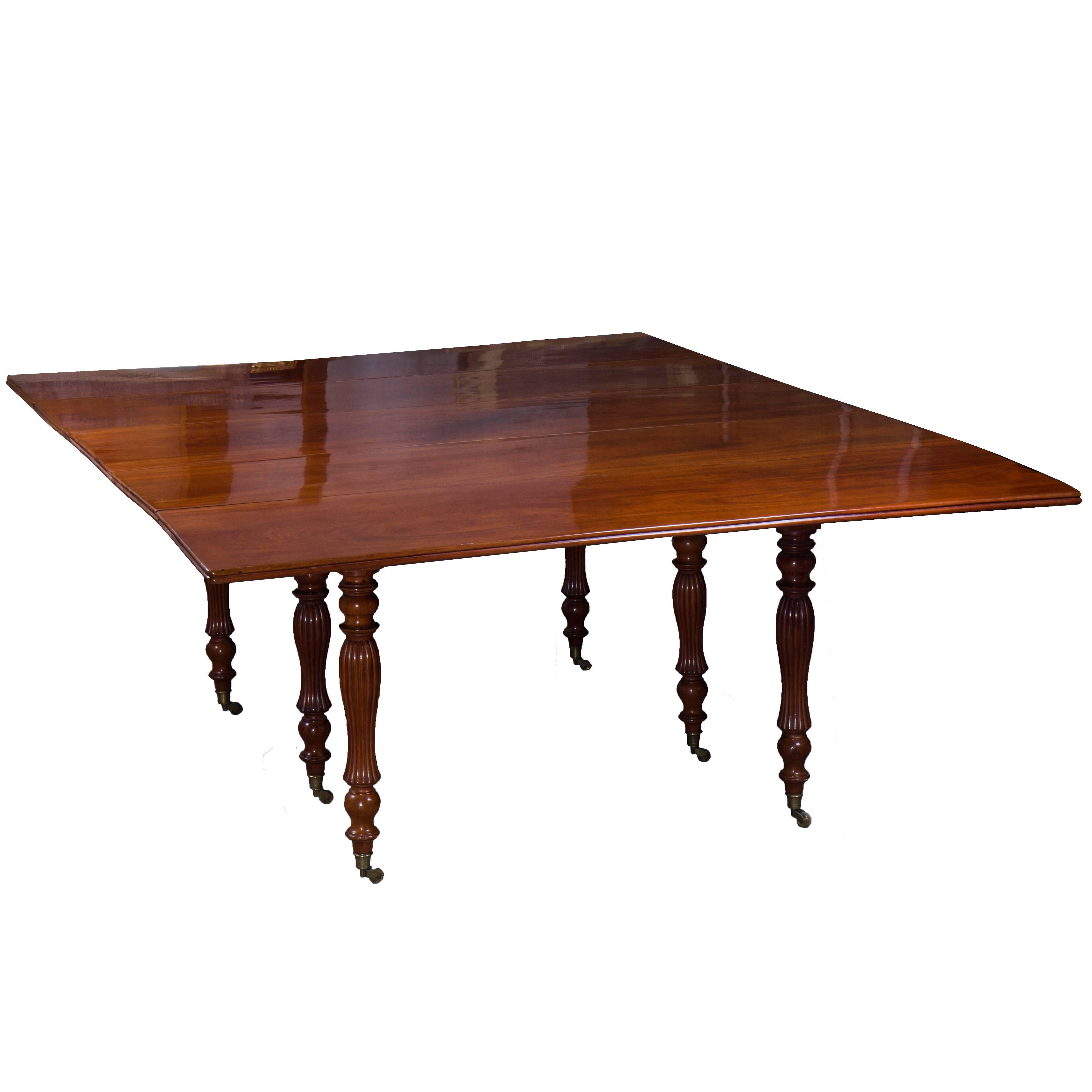 Extendible Table, France, circa 1830 For Sale