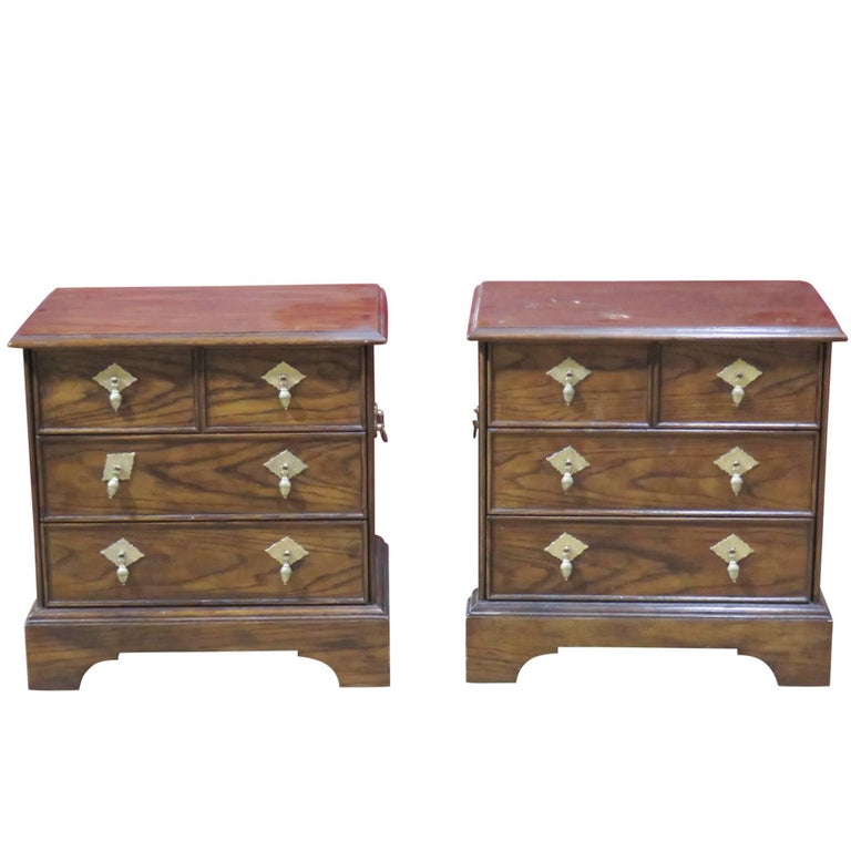 Pair of Henredon Heritage Walnut Nightstands For Sale at 1stDibs