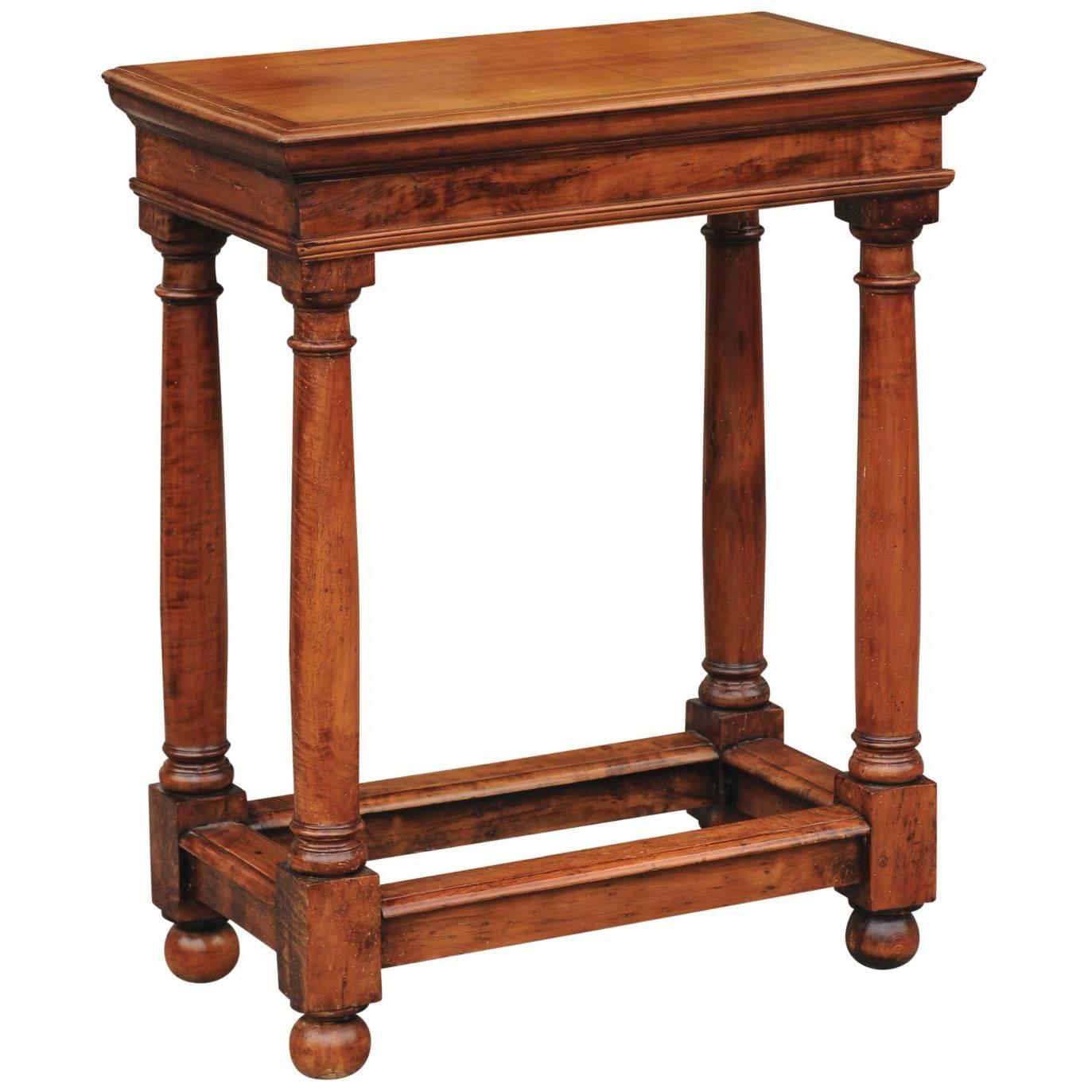 Table d'appoint en bois fruitier de style Empire français du milieu du 19e siècle avec pieds à colonne dorée