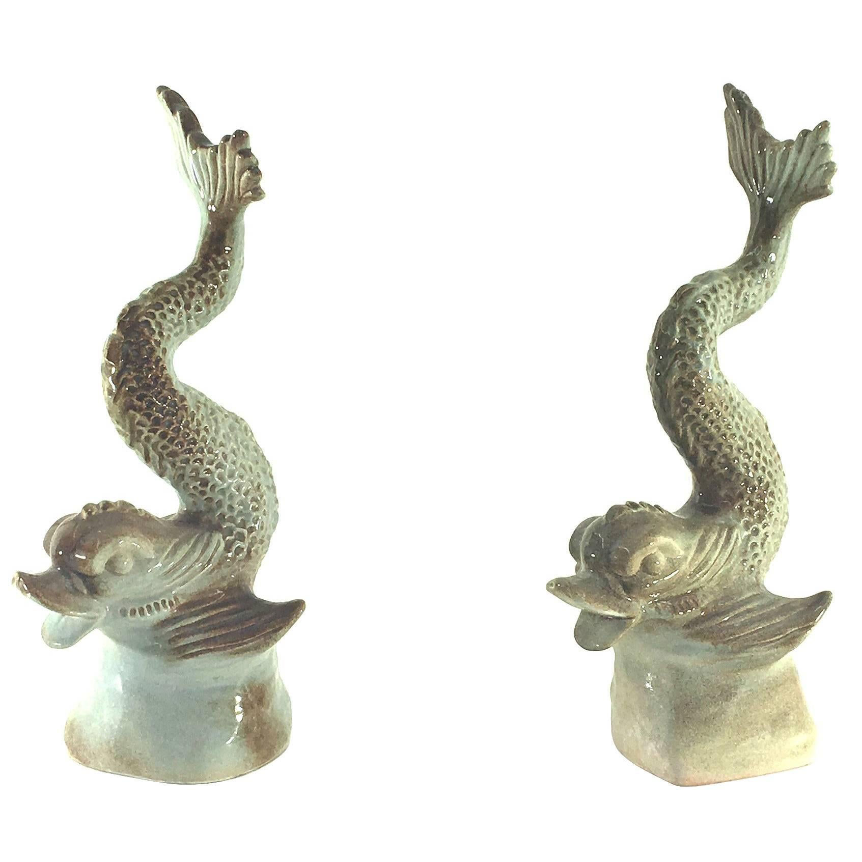 Paire de sculptures ou de garnitures en céramique représentant des poissons en vente