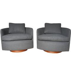 Mid-Century Modern Pair of Swivel Chairs in Gray Wool by Milo Baughman 2