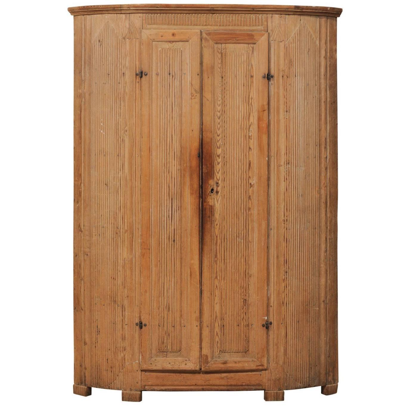 Armoire d'angle gustavienne d'époque du 19ème siècle, roseaux verticals et bois naturel en vente