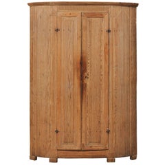 Armoire d'angle gustavienne d'époque du 19ème siècle, roseaux verticals et bois naturel