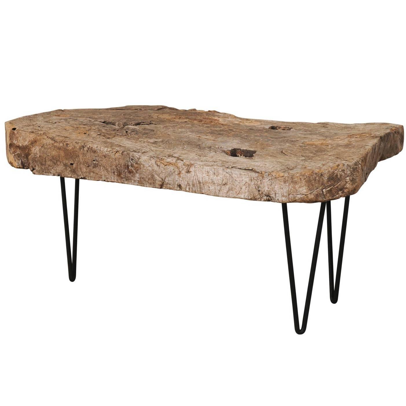 Table basse faite sur-mesure en bois naturel espagnol rustique ancien, base en fer