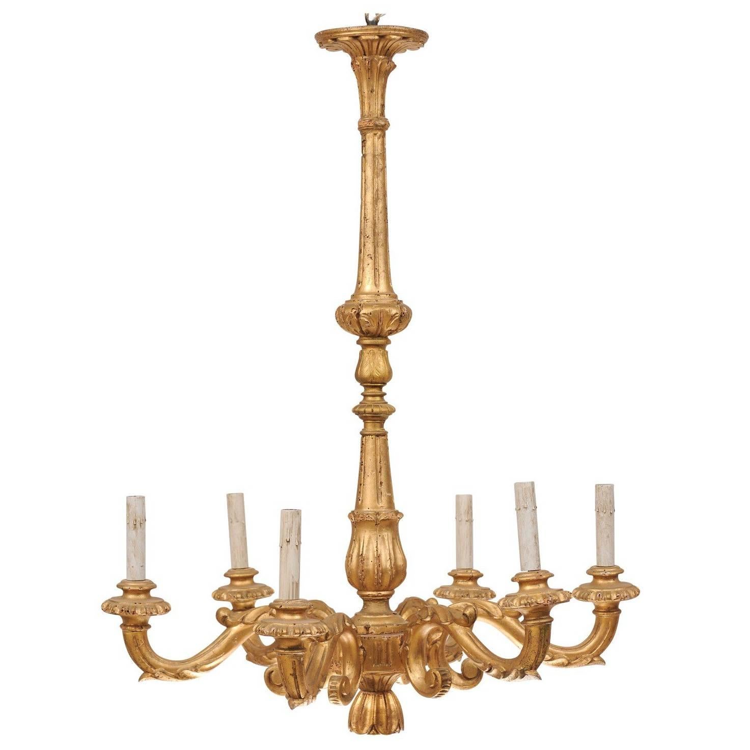 Lustre italien à six lumières doré avec colonne élancée et détails joliment sculptés