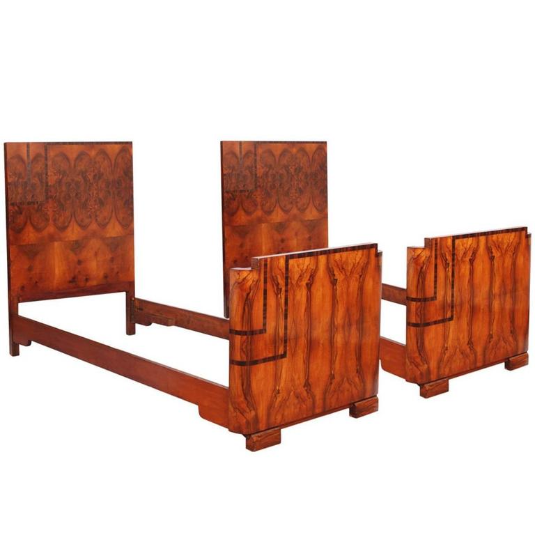 Pair of Italy Art Deco Twin Beds in Walnut and Burl Walnut by Gaetano