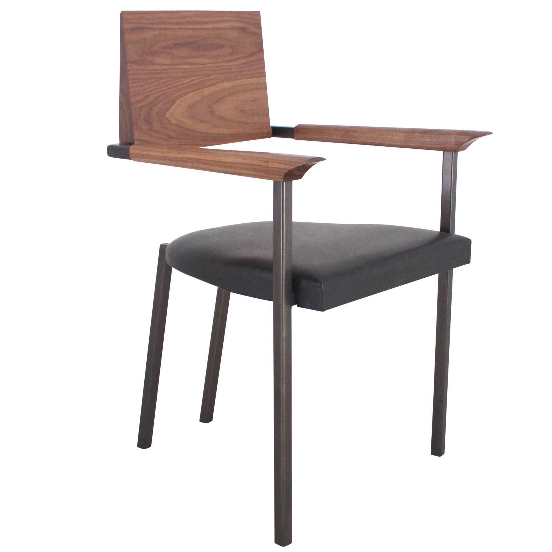 Massiv handgeformter Stuhl aus Nussbaumholz, geschwärztem Stahl und Leder „“ Gepolsterter Stahlstuhl“