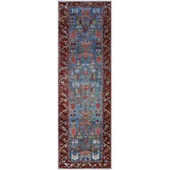 Tapis de couloir persan Malayer avec motif tribal sous-géométrique en bleu, rouge et vert