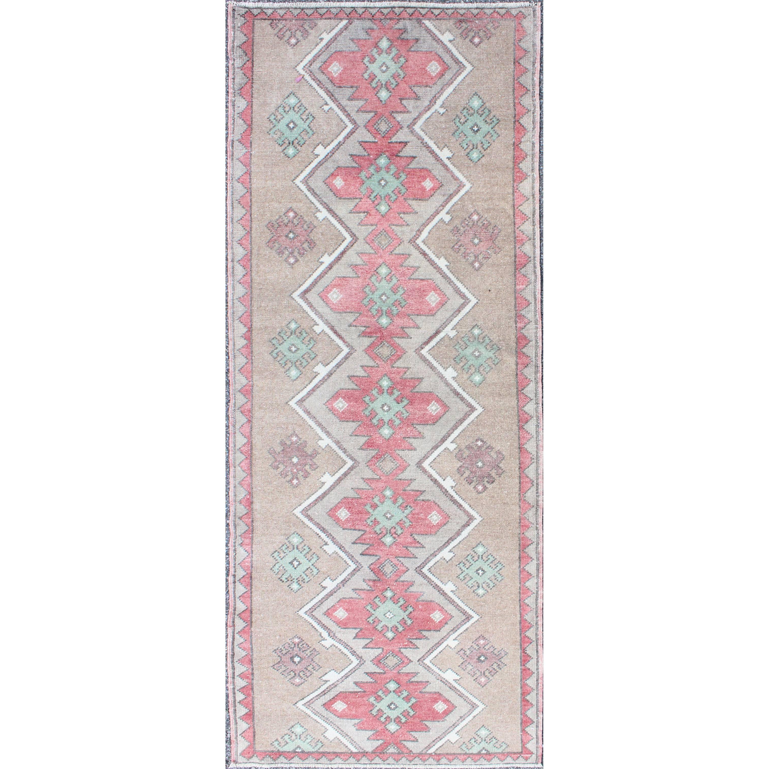 Türkischer Tulu-Läufer mit geometrischen Medaillons in Vivid Coral, Tan, Mint Green