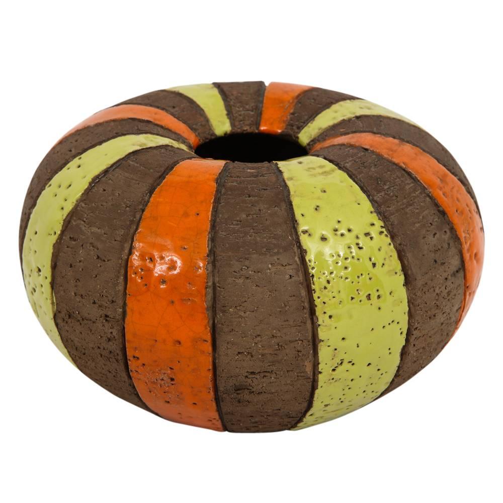 Vaso Bitossi, ceramica, strisce moresche, marrone, chartreuse e arancione, firmato. Piccolo vaso basso della serie Moorish Stripes di Aldo Londi con smalto chartreuse e arancione su argilla marrone grossa. Firmato: 5278 Italia sul lato inferiore del