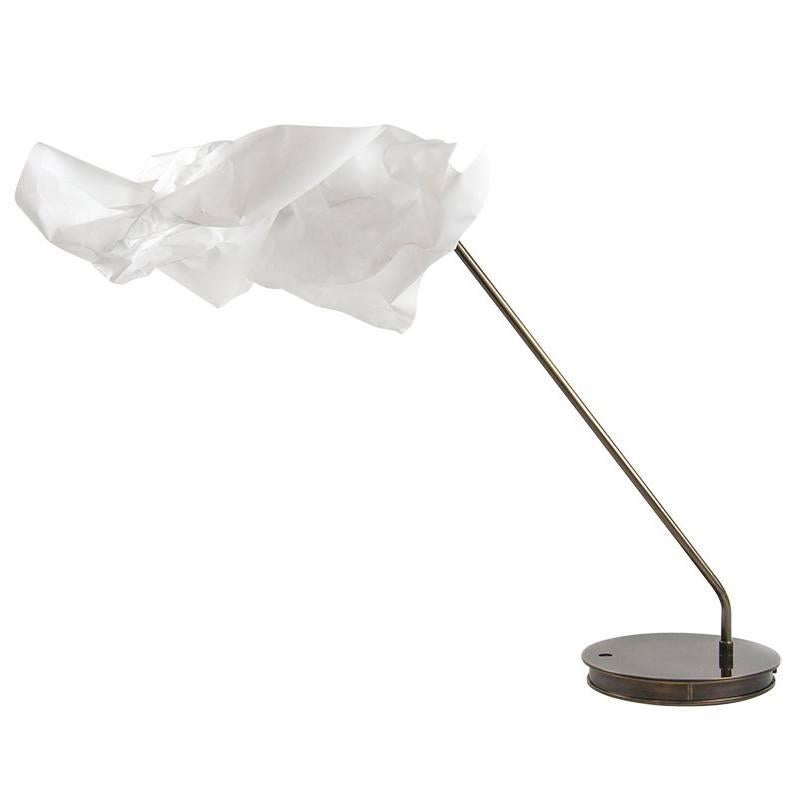 Lampe de bureau en papier fabriquée à la main en laiton, en film de plastique et en aluminium