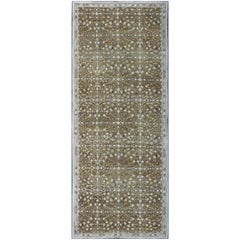 Tapis d'Oushak ancien à motifs superposés avec fleurs en ivoire et vert olive