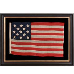 13 étoiles disposées selon un motif de 32-3-2-3 étoiles sur un drapeau américain de petite taille