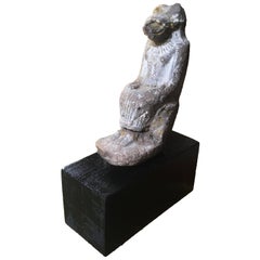 Ancienne statue égyptienne en argile de la déesse lionne Sekhmet intronisée