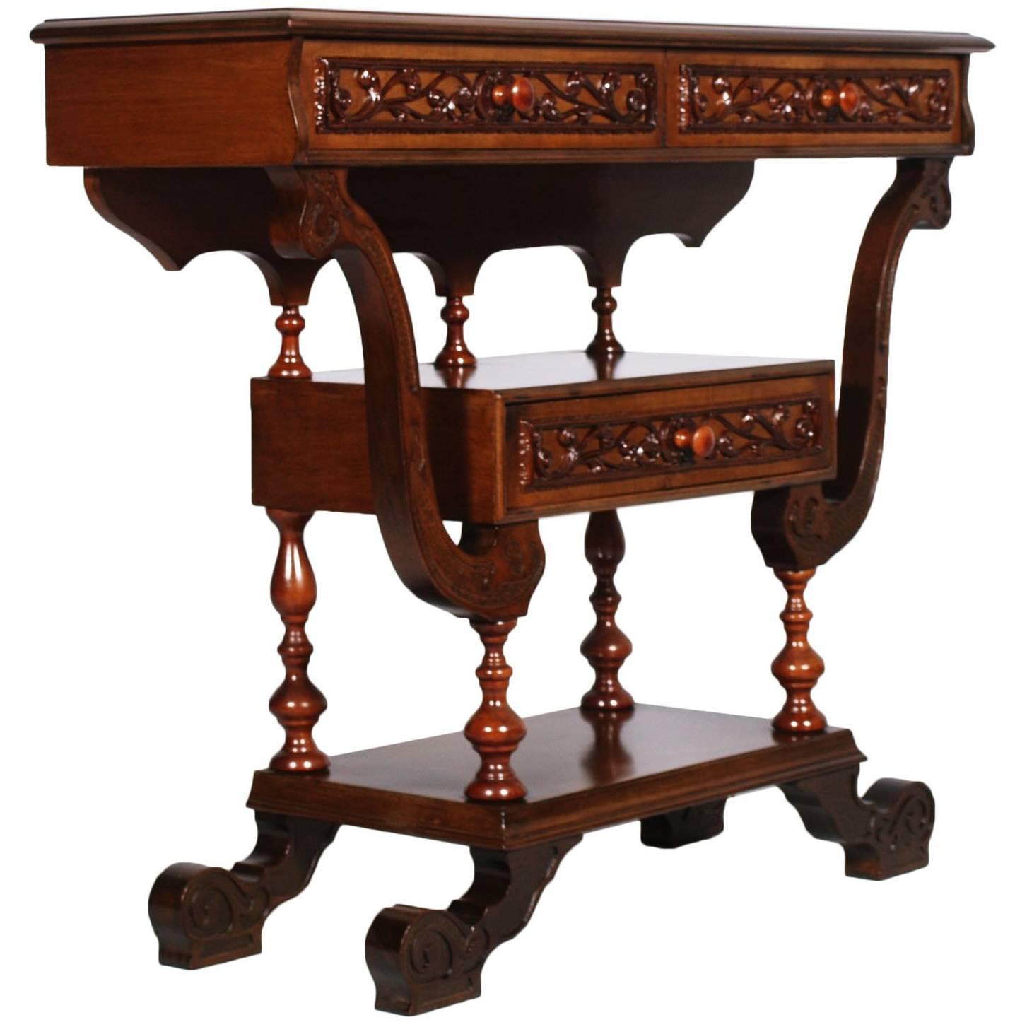 Console de meuble de rangement néo-gothique du début du XXe siècle en noyer sculpté à la main en vente