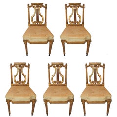 Merveilleux ensemble de cinq chaises d'appoint Regency françaises à dossier lyre sculpté et doré en forme de harpe