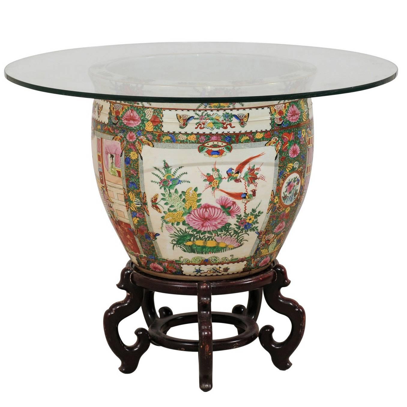 Runder chinesischer Famille Rose-Tisch aus Porzellan, Glas und Holz mit Ornamentverzierungen im Angebot