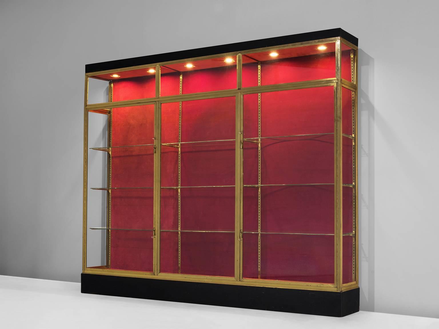 Vitrine, in brass and glass, France, 1950s. 

Elegant Mid-Century vitrine in brass. It is a high-quality piece that is most likely made for the high-end boutique French market before the war. This showcase is equipped with three glass shelves. The