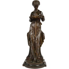 Statue classique en bronze ancien d'une jeune fille lisant un livre