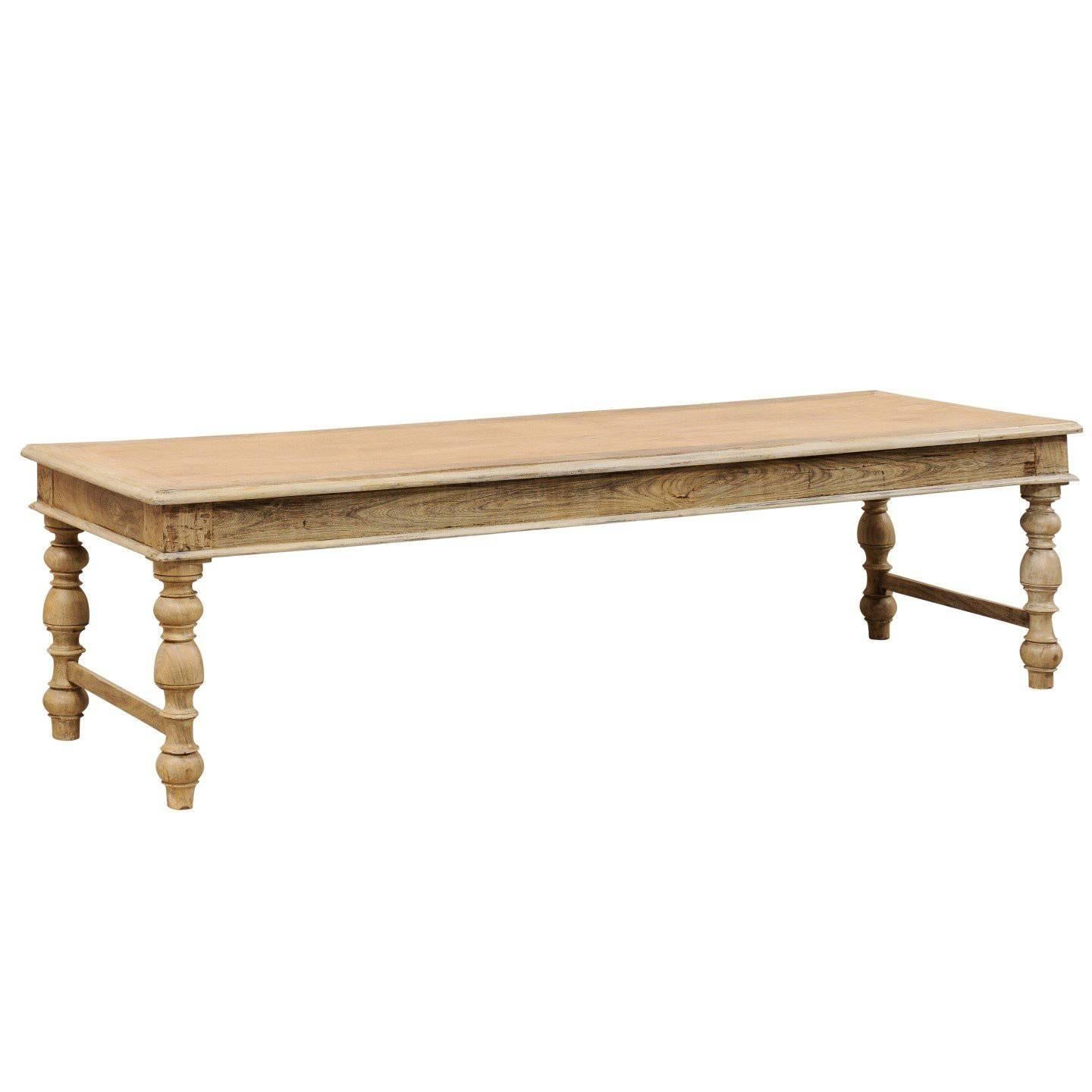 Table basse ou table d'appoint belge du milieu du 20e siècle en bois pâle avec pieds tournés