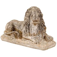 Statue de jardin de lion en pierre moulée du 19e siècle en position de sphinx