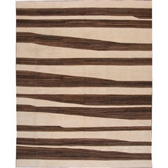 Superbe tapis Kilim moderne et captivant