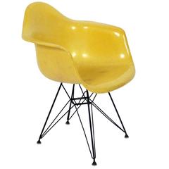 Früher zitronengelber Sessel aus geformtem Fiberglas von Charles und Ray Eames
