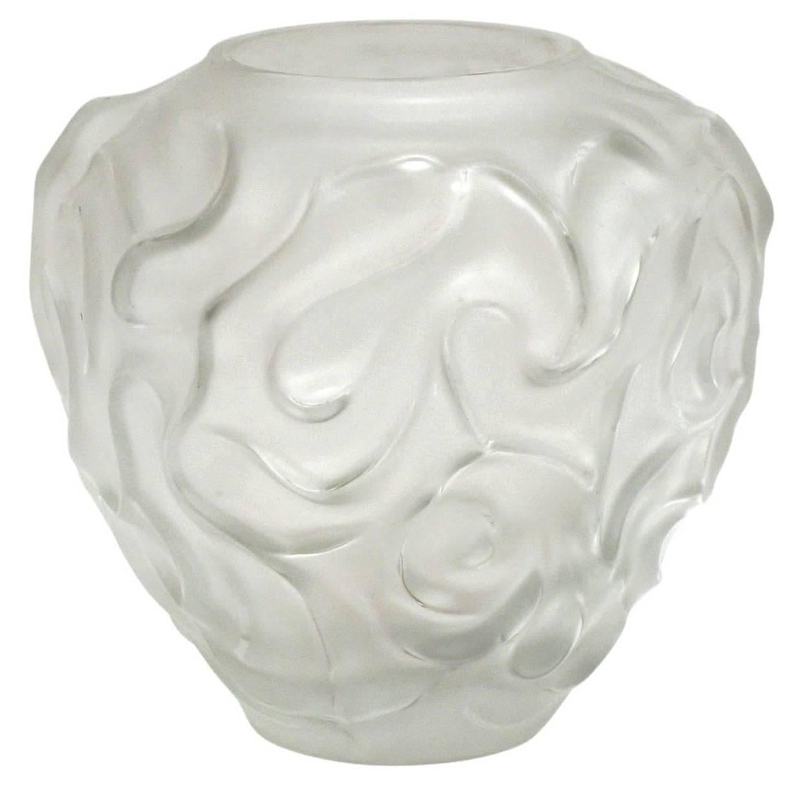 Vase en verre dépoli avec tourbillons de la Cristallerie de Haute Bretagne, France