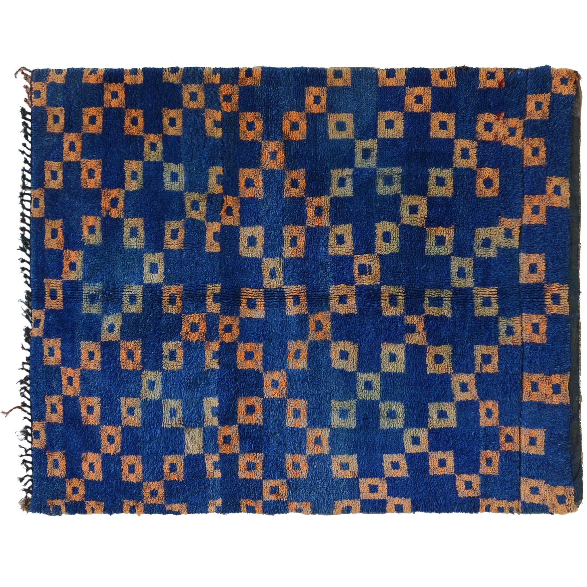 Blauer marokkanischer blauer Teppich mit orangefarbenen Schachteln im Angebot