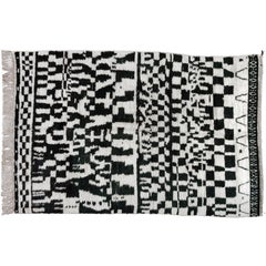 Monochromer marokkanischer Teppich in Schwarz und Weiß