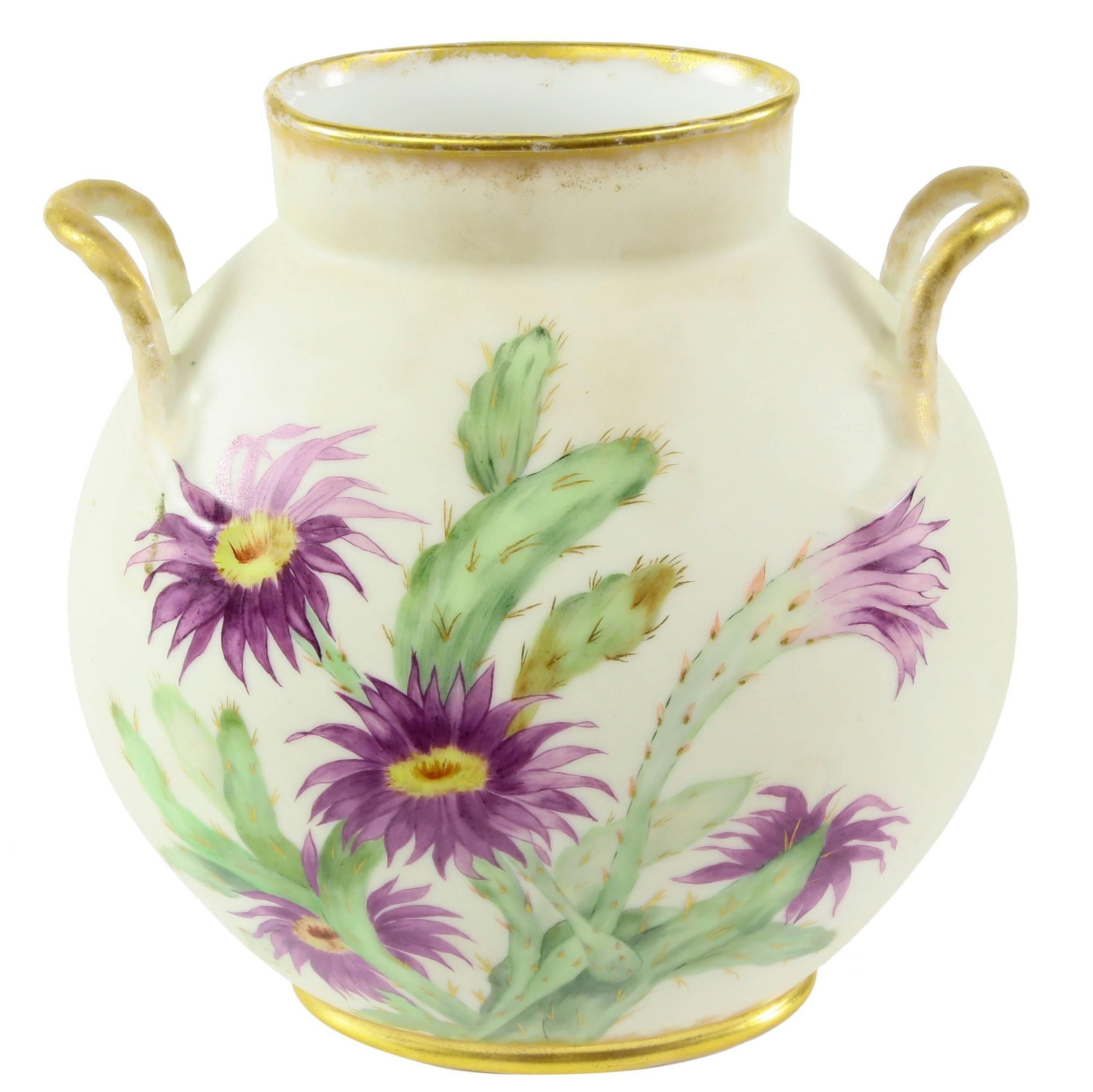 Antike Limoges-Porzellanvase mit handbemalten Blumen, Nachlass, Frankreich  im Angebot