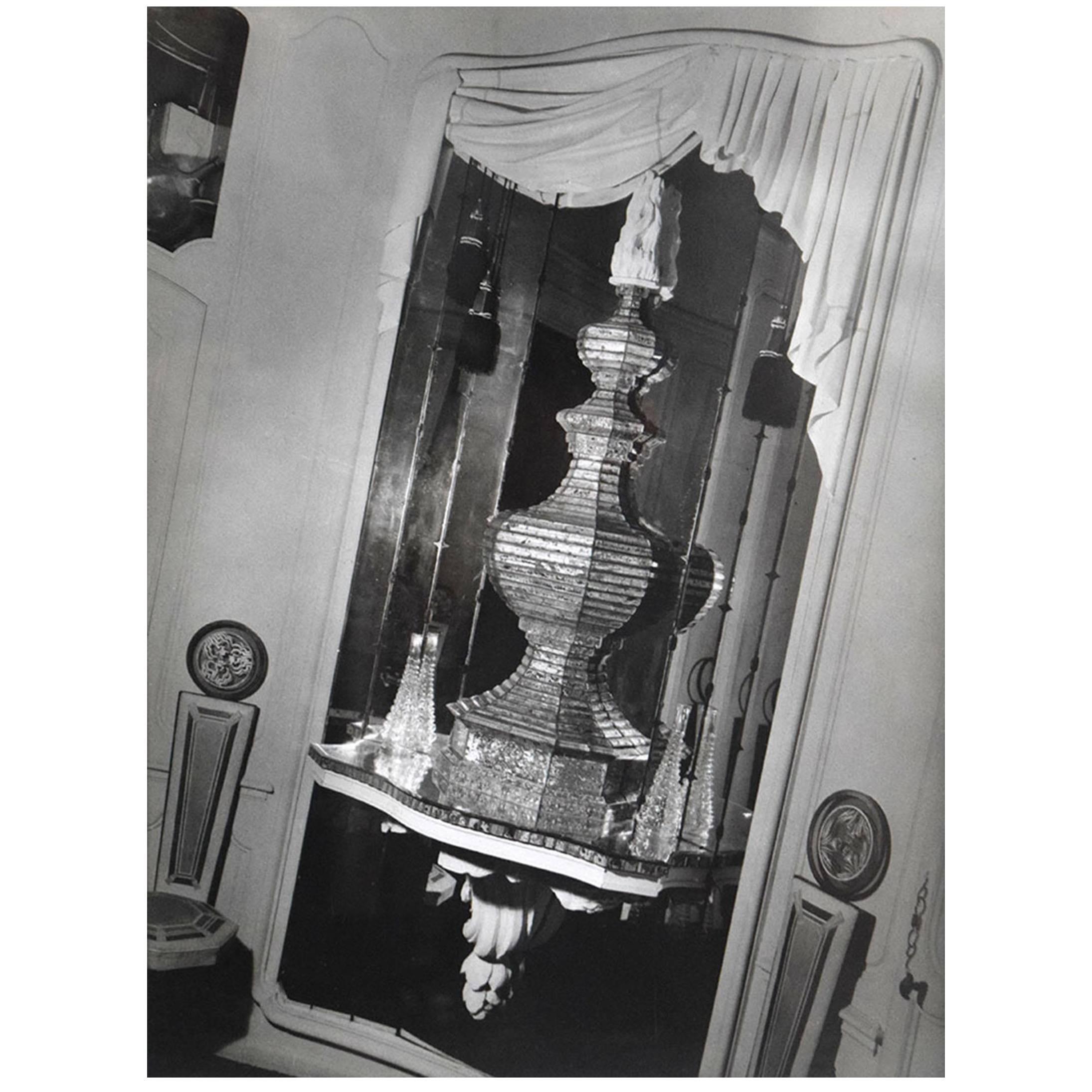 In the 1930s, furniture designer, decorator, and antiques dealer Serge Roche decorated his own Paris townhouse in the Neo-Baroque style for which he was celebrated. When the Hungarian-born Francois Kollar photographed it in 1938, he focused on
