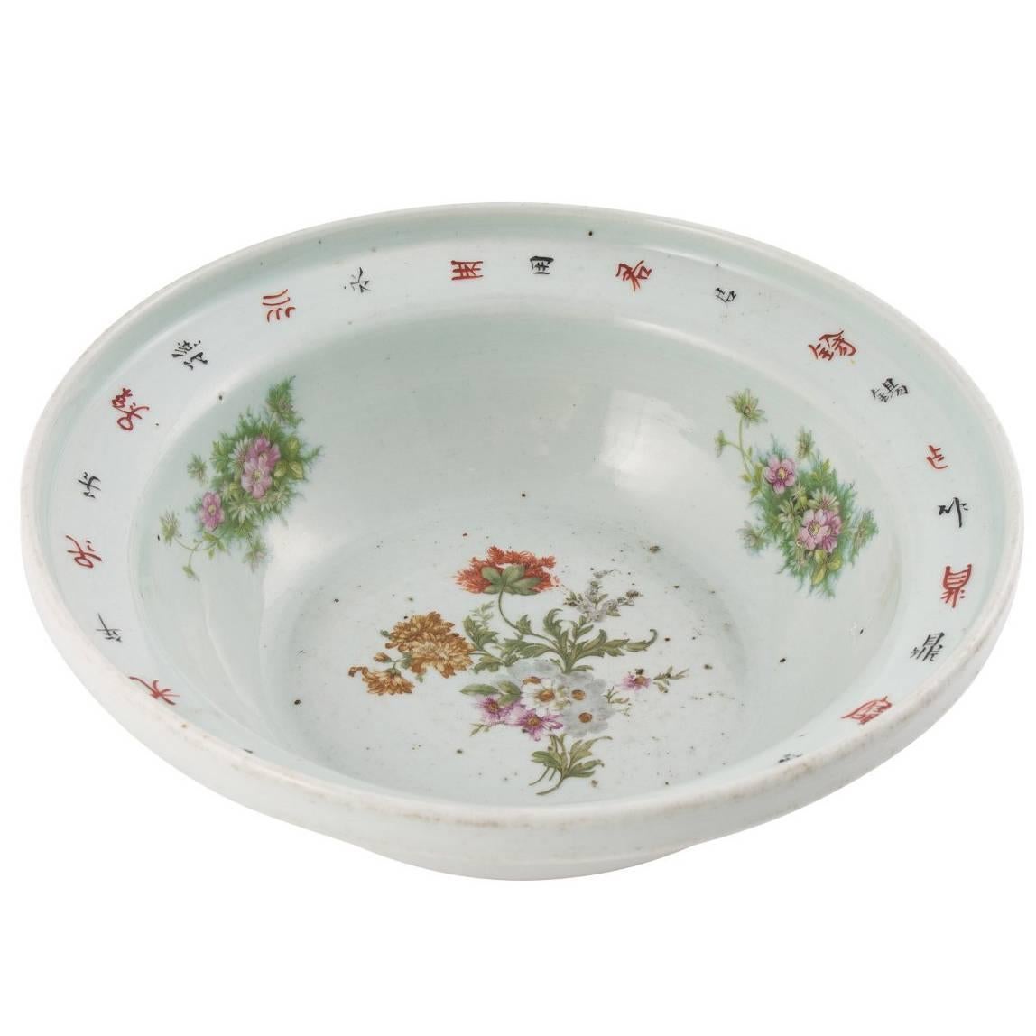 Early 19th Century Chinese Porcelain Bowl For Sale