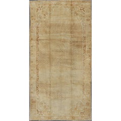 Tapis turc Oushak vintage brun clair avec motifs de diamants sur toute sa surface et bordure florale