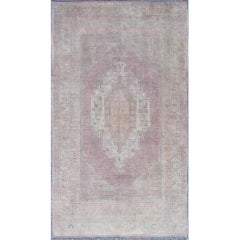 Tapis vintage Muted Oushak de Turquie avec médaillon en lavande et rose clair