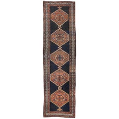 Tapis de couloir persan ancien Hamadan de style tribal moderne