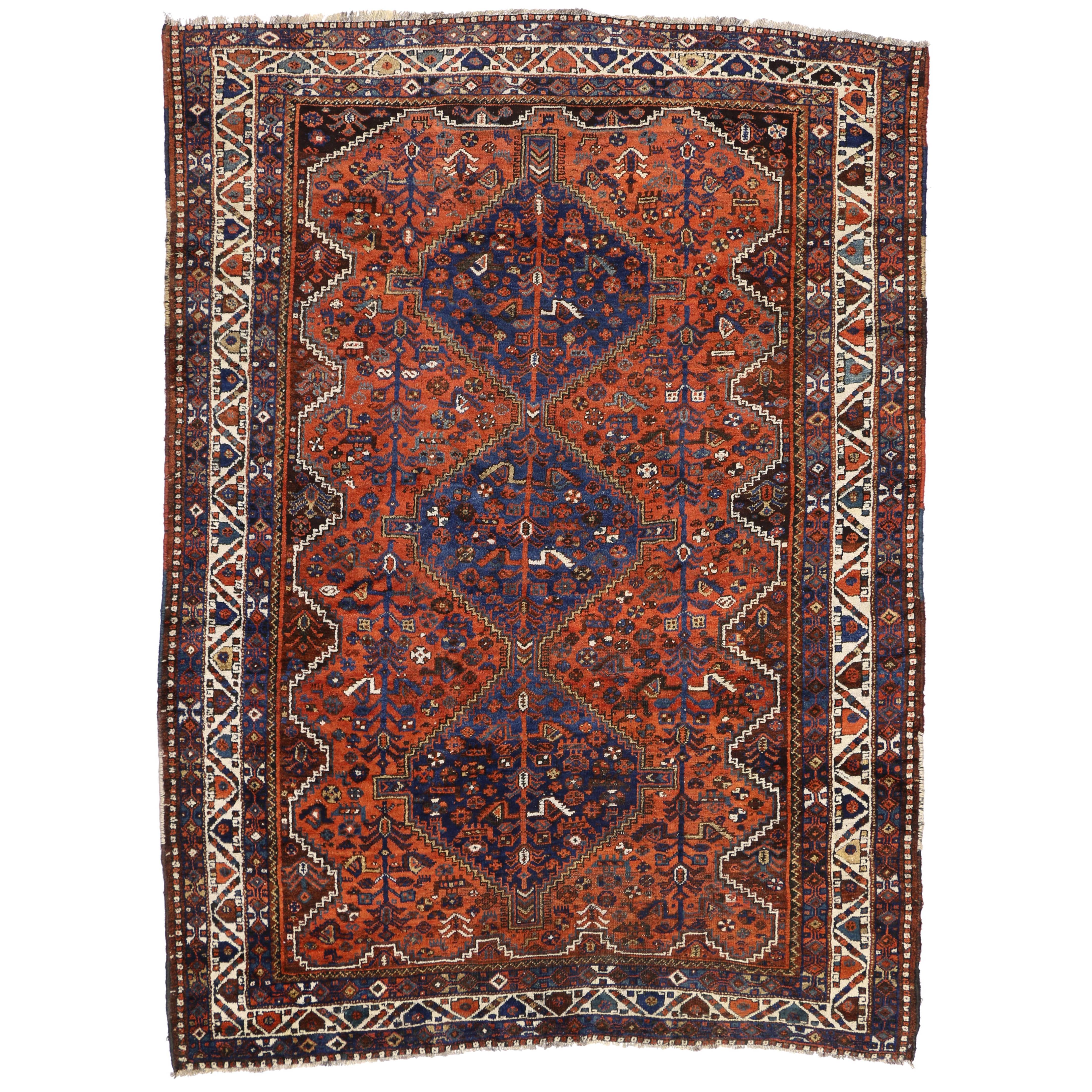 Tapis persan antique Shiraz avec style tribal moderne du milieu du siècle dernier