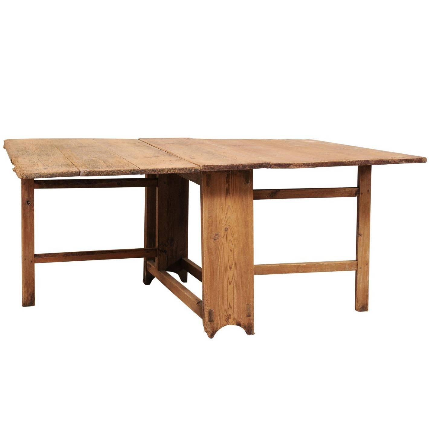 Table suédoise du début du XIXe siècle à pieds à abattant/table de portail avec finition en bois d'origine en vente