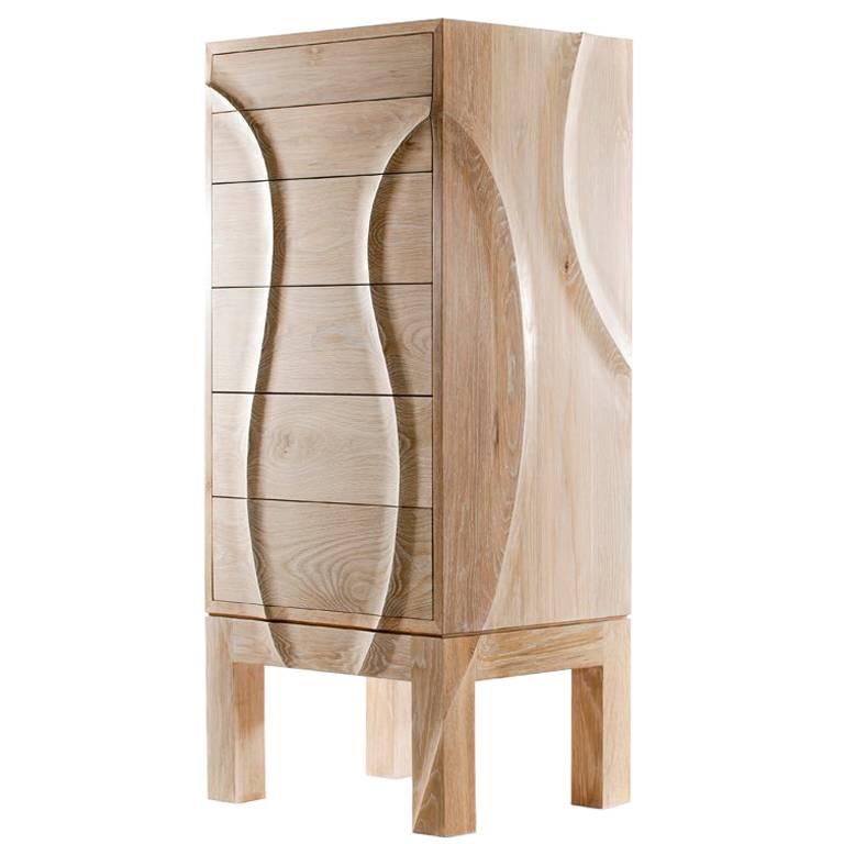 Esker Tallboy en Oak avec motif sculpté à la main en vente