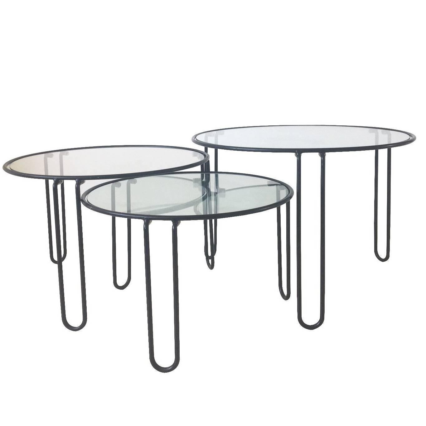 Ensemble de trois tables basses noires en métal et verre du milieu du siècle dernier avec pieds en épingle à cheveux