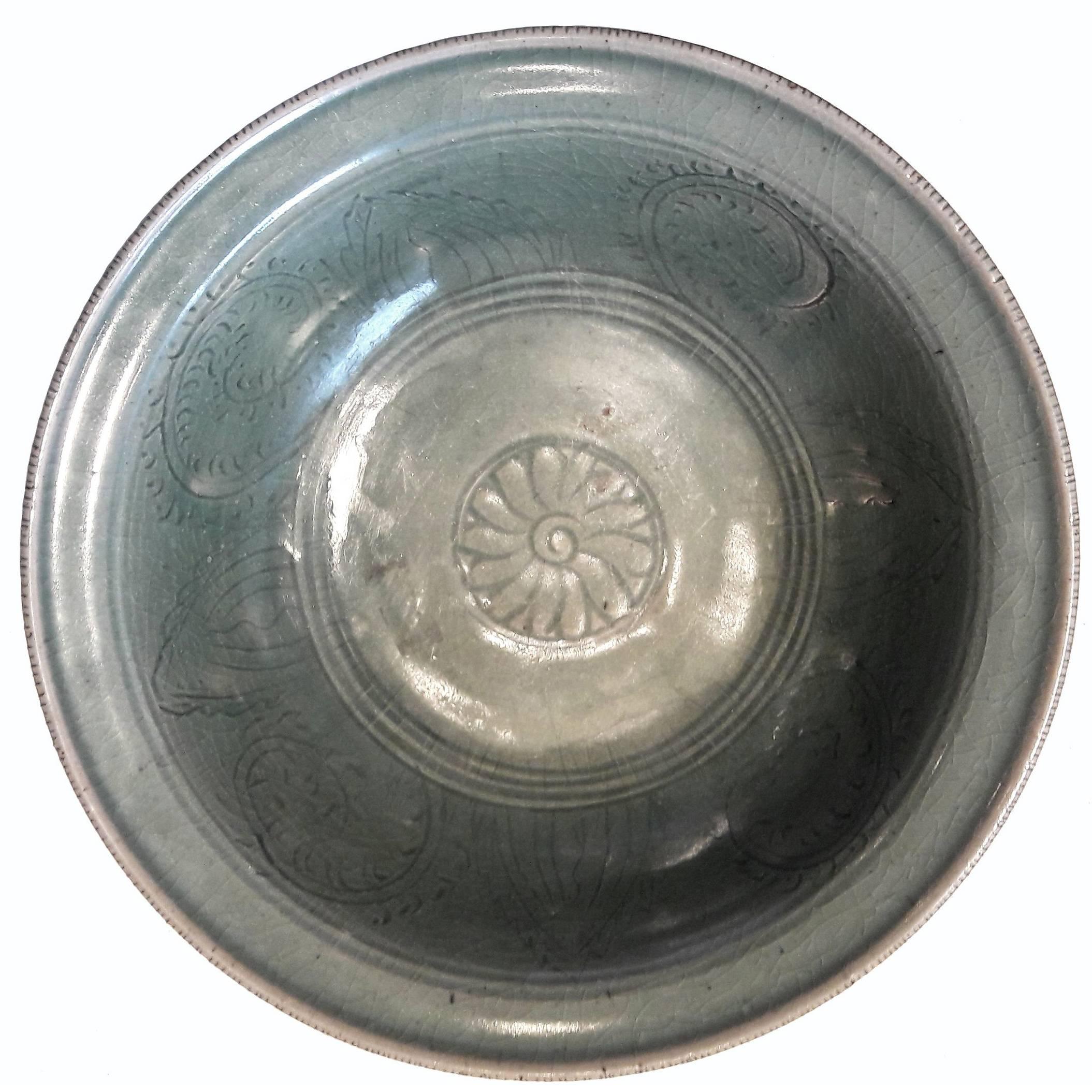 Thai Celadon Plate, Late 19th Century 2