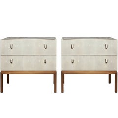 Ein Paar Nachttische mit Chagrin-Leder, Selenit-Kristallen und patinierter Bronze