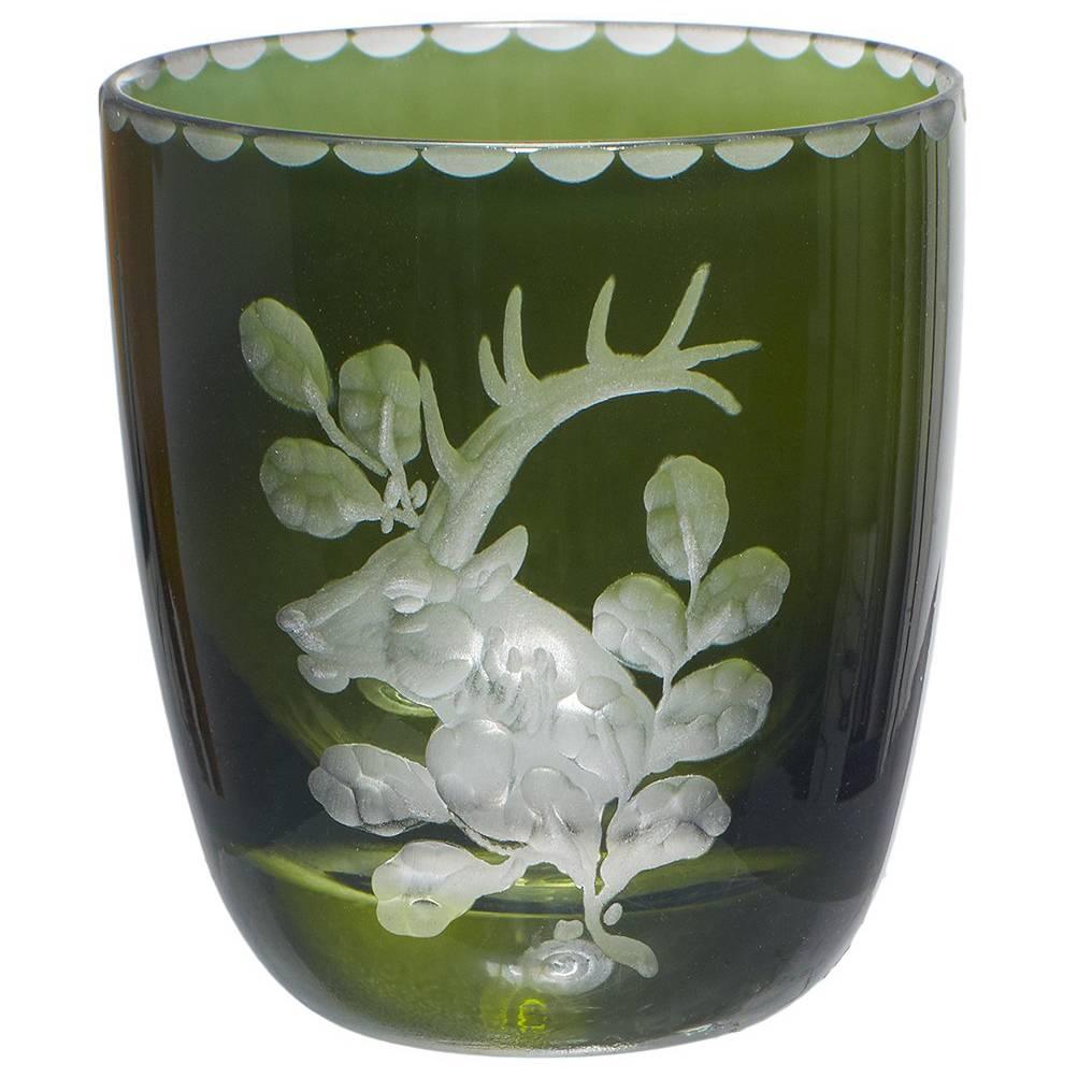 Juego de seis vasos de Schnapps. Cristal soplado a mano en verde. Bordado a mano con una decoración de ciervos y hojas al estilo de Black Forest. Hecho a mano por Sofina crystal en Baviera. Viene en diferentes colores. No se recomienda su uso en