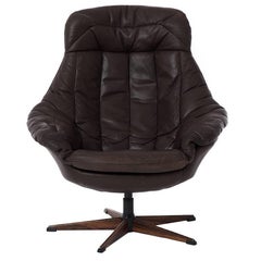 Sedia girevole moderna danese Glove Chair in pelle color espresso di H. W. Klein
