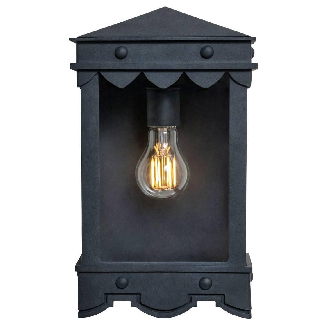Cette lanterne a des antécédents de style méditerranéen avec des profils historiques et des lignes géométriques contemporaines. Ce luminaire est remarquable le jour, mais il l'est encore plus la nuit, lorsque l'ourlet à motifs projette des ombres