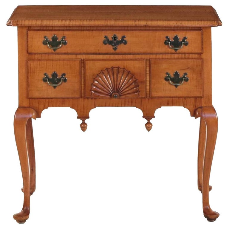 19th Century American Queen Anne Style Tiger Maple Lowboy Chest of Drawers For Sale at 1stdibs