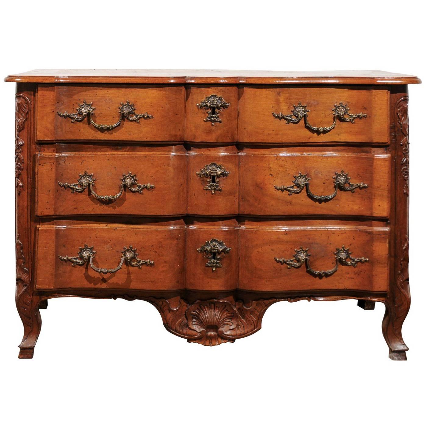 French 1720s Regence Walnut Commode in the Manner of the Thomas and Pierre Hache For Sale