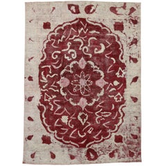 Tapis persan vintage surteint rouge, la romance bucolique rencontre le charme rustique