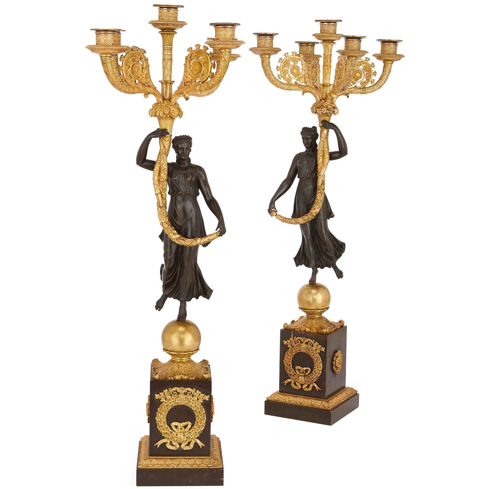 Pareja de Antiguos Candelabros de Bronce Patinado y Ormolu de la Época Imperio Francesa